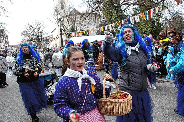 Bild 45: Sonne für die Narren: Großer Fasnet-Umzug begeistert in Singen!