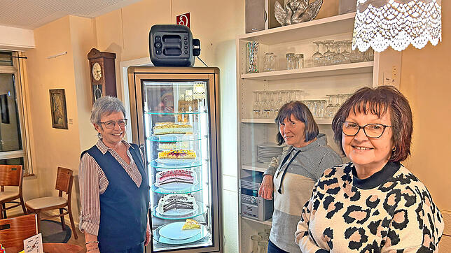 Stets engagiert für das Dorf: Die Vorstandsvorsitzenden Astrid Ketterer (von links), Ine Wehrle und Ulrike Fischer backen die allseits ...