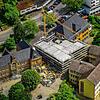 Inmitten der drei älteren Gebäude steht der Rohbau für den neuen Zwischenbau der Stockacher Grundschule.