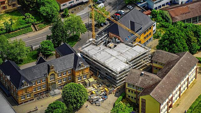 Inmitten der drei älteren Gebäude steht der Rohbau für den neuen Zwischenbau der Stockacher Grundschule.