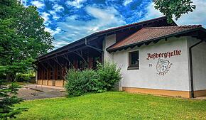 Die Roßberghalle in Wahlwies. Hier sprühte ein Unbekannter in der Nacht auf Sonntag, 6. Juli, Pfefferspray. 20 bis 30 Besucher erlitten ...