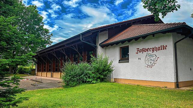 Die Roßberghalle in Wahlwies. Hier sprühte ein Unbekannter in der Nacht auf Sonntag, 6. Juli, Pfefferspray. 20 bis 30 Besucher erlitten ...