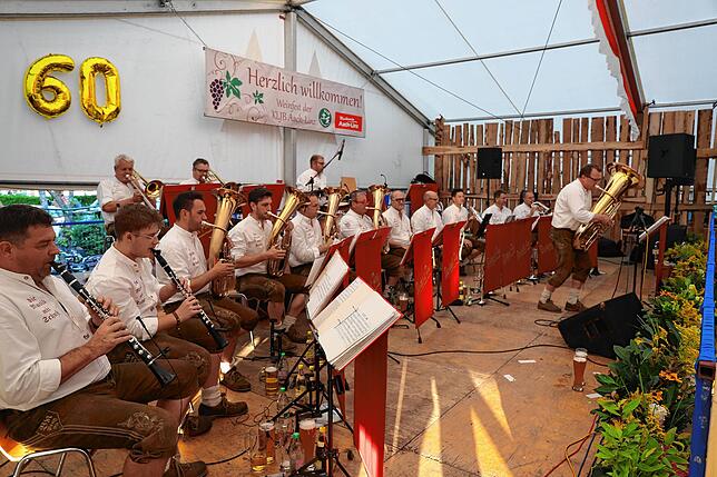 Die Kapelle Peng unterhält die Besucher und Besucherinnen im Zelt am Feschtsunntig in Aach-Linz mit böhmisch-mährischer Blasmusik.