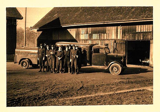 Mitglieder der Salemer Schulfeuerwehr mit dem Feuerwehrauto, vermutlich Anfang der 1950er Jahre (KHA F 456).