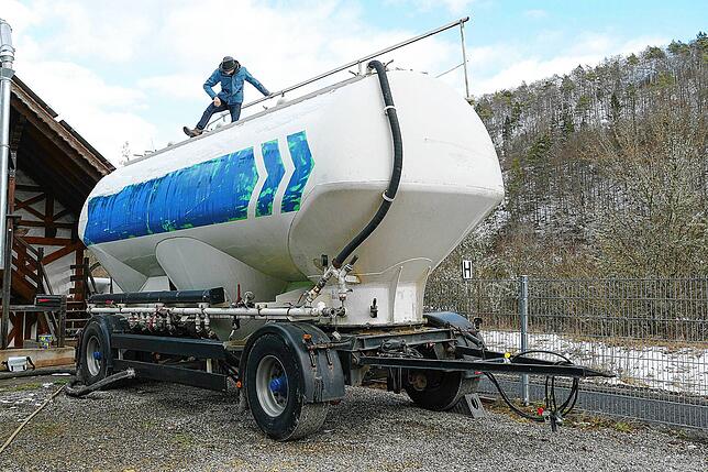 Die Samen &ndash; Rohstoff für das Öl &ndash; lagern in Tankwagen auf dem Hof.