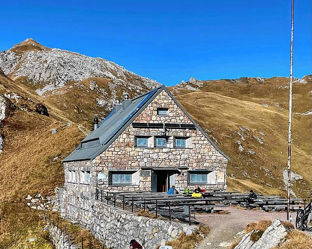 Vom Frühsommer bis in den Oktober hinein ist die Pfälzerhütte beliebtes Etappenziel bei Wanderern. Die Hütte ist von Mitte Juni bis ...
