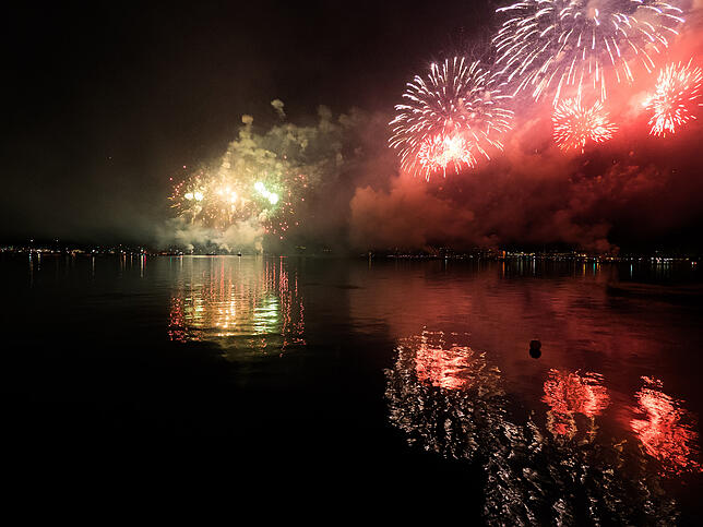 Bild 10: Das Seenachtfest-Feuerwerk vom Logenplatz am Yachthafen: Das Finale in Bildern
