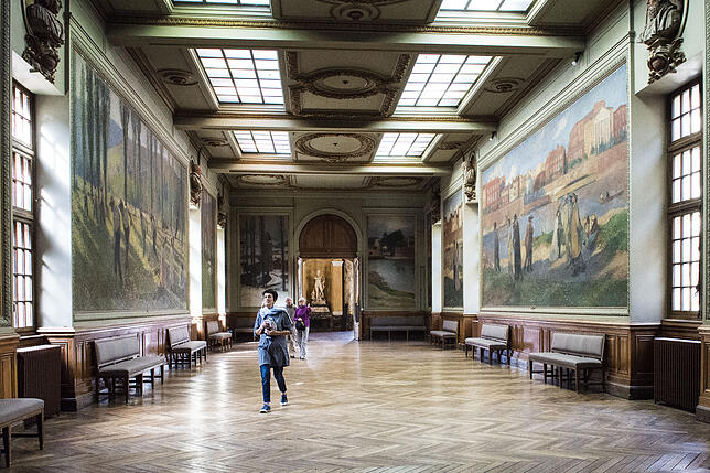 Die Wände eines der kleineren Säle im Rathaus, wurden vom Toulouser Maler Henri Martin bemalt.