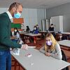 Klassenlehrer Thomas Melzer überreicht der 16-jährigen Schülerin Chiara ein Teststäbchen.