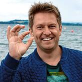 Sebastian Sickler ist überglücklich, dass er seinen Ehering, den er beim Ballspielen im Untersee verloren hatte, wieder hat.