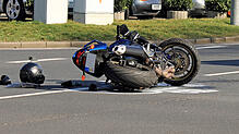 Ein Motorrad liegt nach einem Unfall auf der Straße. (Symbolbild) Im Kanton Aargau ist ein 33-jähriger Biker tödlich verunglückt.