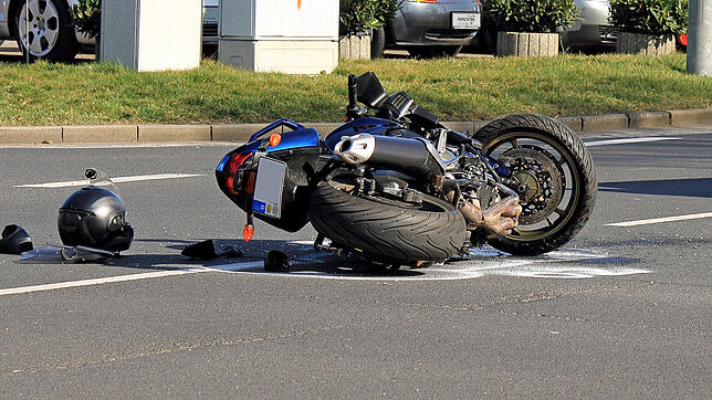 Ein Motorrad liegt nach einem Unfall auf der Straße. (Symbolbild) Im Kanton Aargau ist ein 33-jähriger Biker tödlich verunglückt.