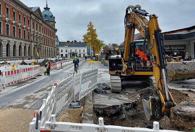 Vor der Bäckerei wird kräftig gebuddelt, denn dieses Geschäft sowie die Ladenzeile werden an die neuen Gas- und Wasserleitungen angebunden.