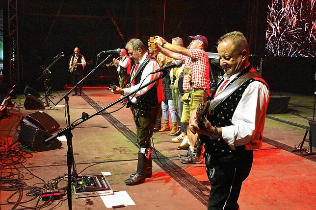 Bild 4: Nasser Auftakt beim Pfullywood-Festival: Spatzen singen auch im Regen
