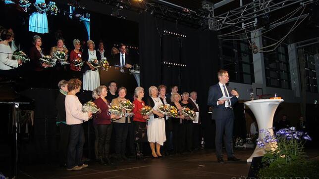Preisträger: OB Philipp Frank überreichte den Preisträgern des Ehrenamtspreises der Stadt Waldshut-Tiengen Blumen, Urkunden und ...