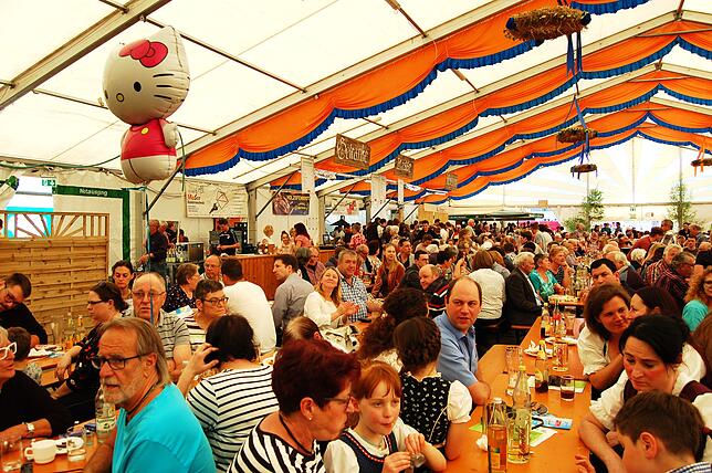 Auch das Maifest in Liggersdorf, bei dem das Festzelt von Jahr zu Jahr größer werden muss, wäre ein Kandidat dafür. Dieses Jahr passten ...