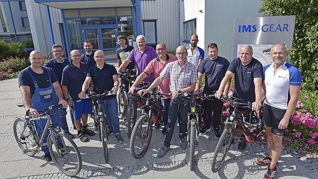 Ein IMS-Gear-Team &ndash; im Bild 13 der insgesamt 28 Teilnehmer &ndash; beteiligt sich an der Aktion Stadtradeln und fährt während der ...