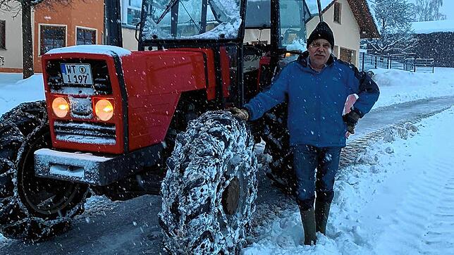 Raimund Boll aus Bettmaringen ist einer der Privatleute, die in den ländlichen Ortsteilen von Stühlingen den Winterdienst übernehmen. Er ...