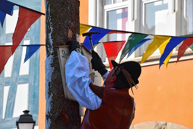 Bild 7: Bilder von der Narrenbaumaktion der Stockacher Zimmerergilde am Schmotzigen Dunschtig: Jetzt ist der Baum der Stammbaum aller Narren