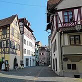 Die Brückengasse führt direkt vom Münsterplatz in den Stadtteil Niederburg.