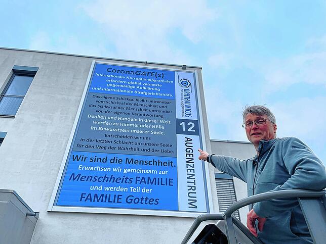 Jens Eckert ist Augenarzt mit einer Praxis in Villingen-Schwenningen. Als Impfgegner hatte er ein großes Plakat am Gebäude seiner Praxis ...