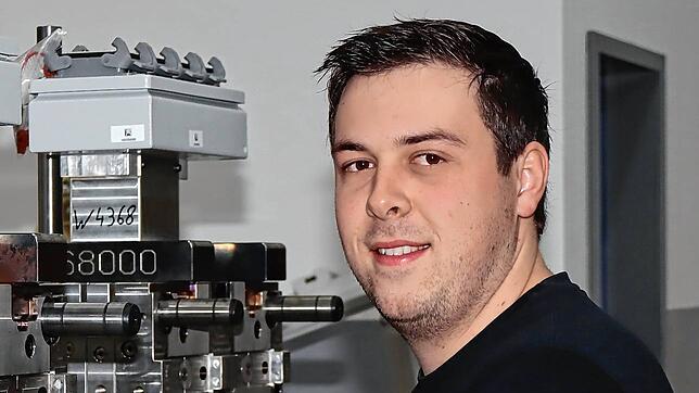 Dominik Göbel arbeitet nach seinem herausragenden Ausbildungsabschluss als Werzeugmechaniker in der Formenwartung bei der Firma Weißer ...