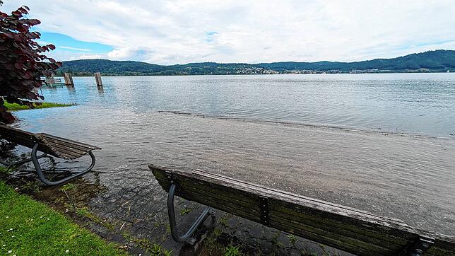 Die Bänke sind in Bodman nicht nur am, sondern auch im Wasser.
