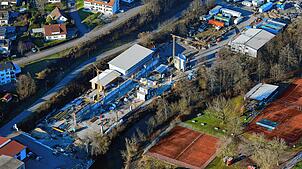 Blick aus der Vogelperspektive auf die Baustelle Tschamber. Hier werden die bei einem Großbrand zerstörten Werkshallen wieder aufgebaut.