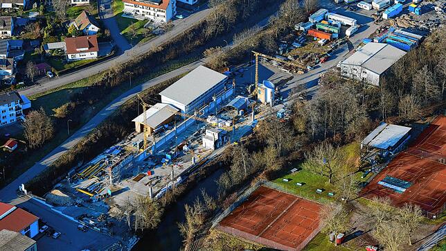 Blick aus der Vogelperspektive auf die Baustelle Tschamber. Hier werden die bei einem Großbrand zerstörten Werkshallen wieder aufgebaut.