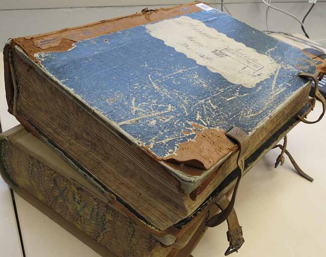 In dicken historischen Unterlagen hat der Autor konkrete Hinweise zum jüdischen Leben in Bonndorf gefunden.