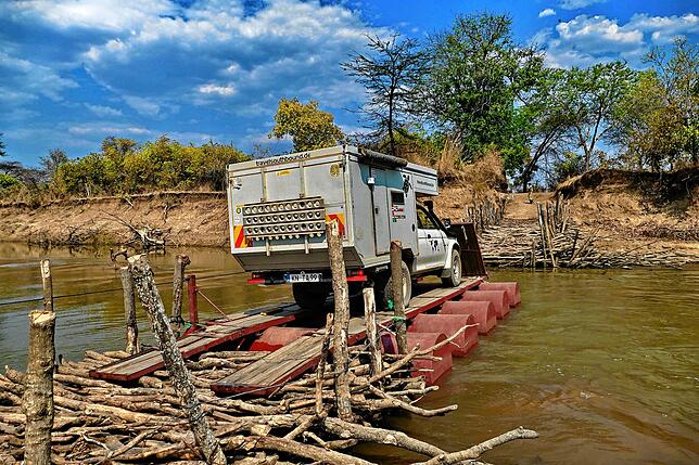 Eine Pontoon-Fähre über den Luangwa-Fluss in Sambia: Ein klassisches Bild für die zum Teil abenteuerlichen Straßen in Sambia.