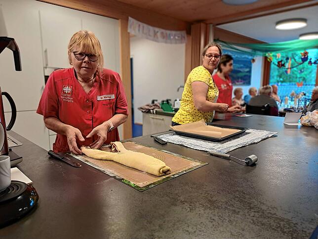 Fast wie Zuhause: Martina Nutz (links) bereitet einen Hefezopf für den Nachmittag vor, während sich Tanja Gansohr (rechts) um die ...