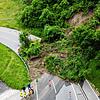 Der Hangrutsch blockiert beide Fahrstreifen der L 194 bei Hohenfels-Kalkofen. Dieses Bild entstand Anfang Juni.