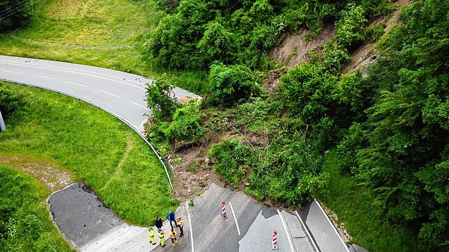Der Hangrutsch blockiert beide Fahrstreifen der L 194 bei Hohenfels-Kalkofen. Dieses Bild entstand Anfang Juni.