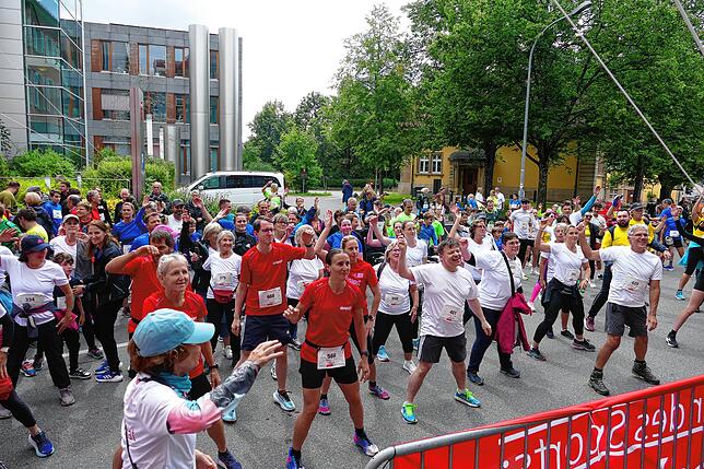 Bild 6: Donaueschingen schnürt die Laufschuhe. Schutzengellauf für den guten Zweck bringt 11000 Euro ein.