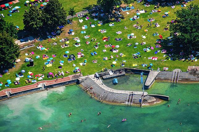 Blick von oben aufs Strandbad Friedrichshafen: Gut besucht, aber nicht überfüllt.