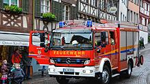 Mit drei Fahrzeugen rückte die Meersburger Feueerwehr am Sonntagabend in die Altstadt aus &ndash; dieses Bild zeigt ein Fahrzeug der ...