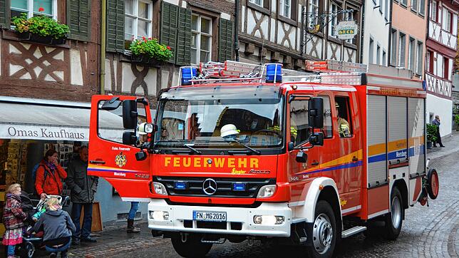 Mit drei Fahrzeugen rückte die Meersburger Feueerwehr am Sonntagabend in die Altstadt aus – dieses Bild zeigt ein Fahrzeug der ...