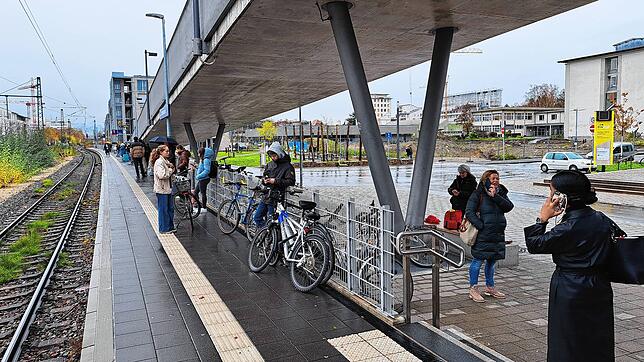 Langes Warten am Bahnhof in Petershausen. Eine Signalstörung sorgt für mehrere Zugausfälle und Verspätungen am Freitagmorgen, 17. November.