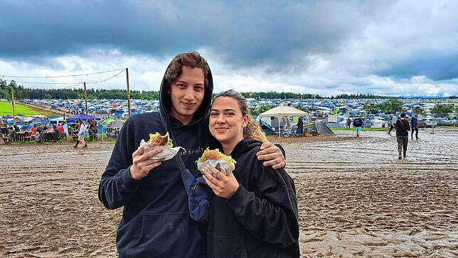 Luca und Laura aus Ulm stehen am Sonntagmorgen vor einem Crêpes-Stand. „Wir machen das Beste draus“, sagt Laura.