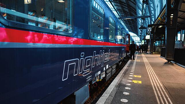 Ein Nachtzug im Hauptbahnhof von Zürich. Diverse Linien verkehren ab hier.