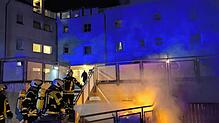 Die Feuerwehr Pfullendorf löscht am Montagabend in der Willi-Nusser-Straße brennende Mülltonnen.