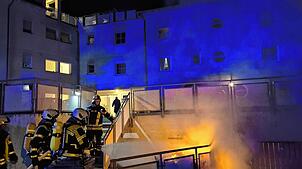 Die Feuerwehr Pfullendorf löscht am Montagabend in der Willi-Nusser-Straße brennende Mülltonnen.