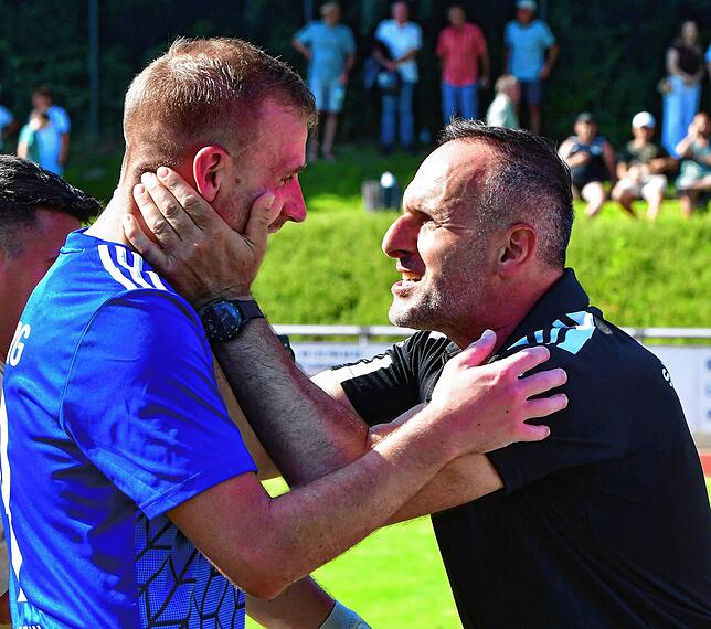 Geschafft: Torwarttrainer Raffaele Cella beglückwünscht Jan Wiedmann.