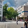 1983 kam der große Schritt aus dem Betonbau an der August-Ruf-Straße 11 auf die gegenüberliegende Straßenseite mit dem markanten Eckturm.