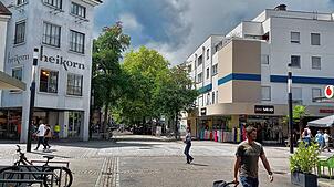 1983 kam der große Schritt aus dem Betonbau an der August-Ruf-Straße 11 auf die gegenüberliegende Straßenseite mit dem markanten Eckturm.
