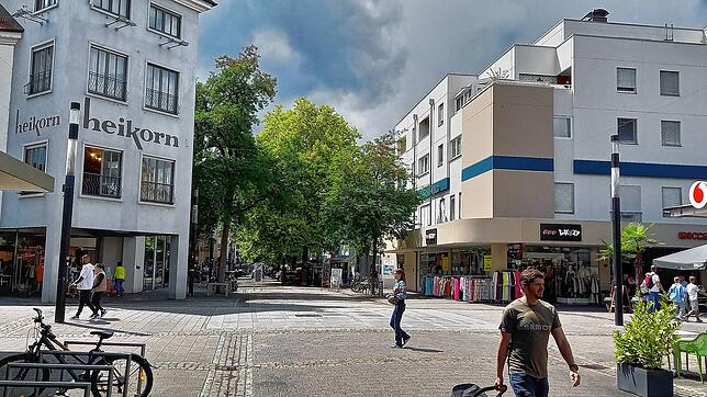1983 kam der große Schritt aus dem Betonbau an der August-Ruf-Straße 11 auf die gegenüberliegende Straßenseite mit dem markanten Eckturm.