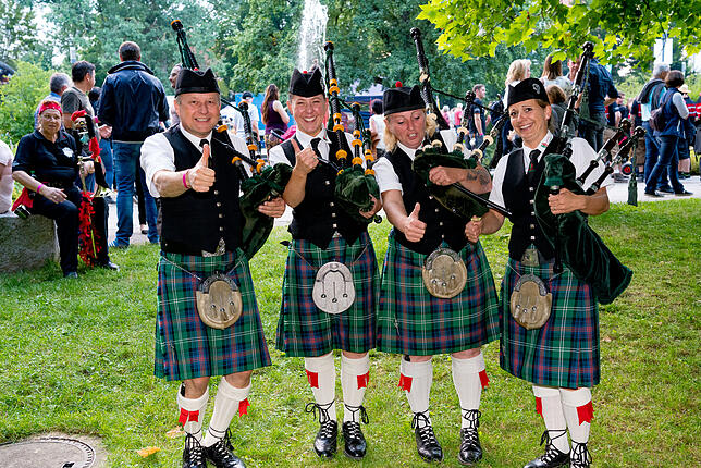 Schottische Klänge spielen während Bühnen-Pausen die Musiker der Dudelsack-Band Caverhill Guardians vor dem Irish Pub.