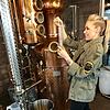 Julica Renn kontrolliert die Qualität des von ihr gebrannten Mile High 69 (links) wie auch die benutzen Botanicals. Bilder: Familie Renn
