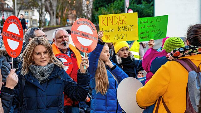 Bereits 2020 kam es in Villingen-Schwenningen zu Elternprotesten wegen einer Kindergartengebührenerhöhung, die diskutiert wurde. Das ...